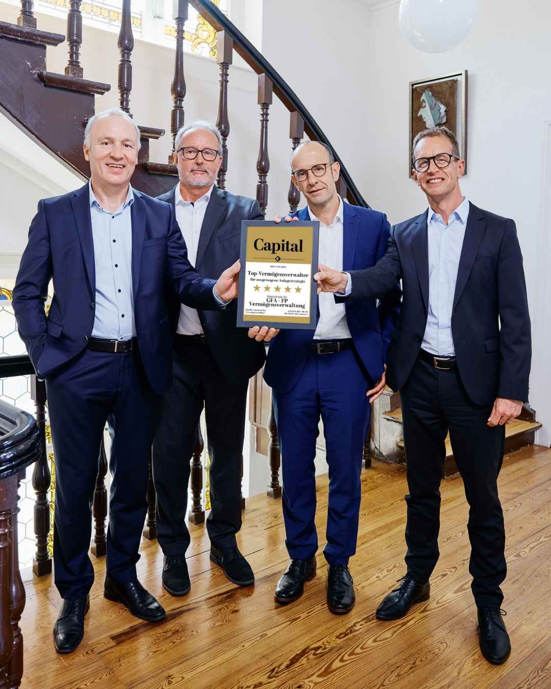 Top VV_GFA FP Die Geschäftsführer der GFA FP Vermögensverwaltung zeigen Ihre Auszeichnung als Top-Vermögensverwalter