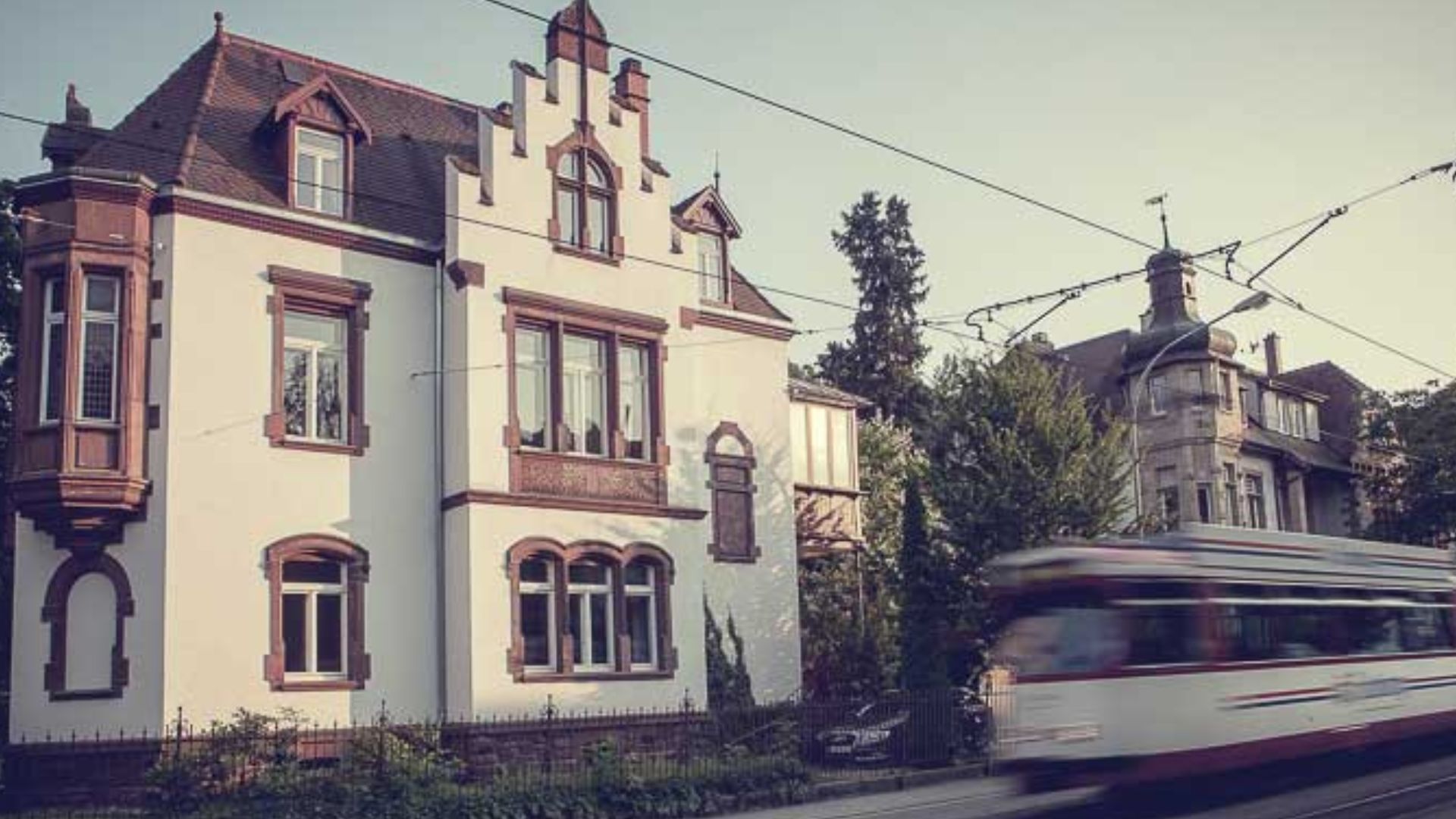 Das Foto zeigt ein historisches Gebäude in Freiburg im Breisgau.
