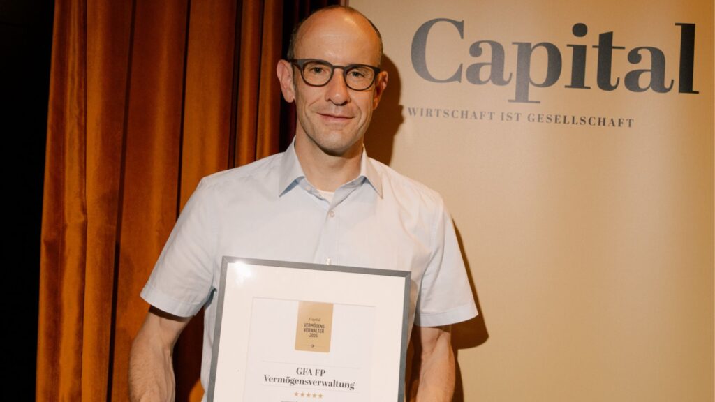 Das Foto zeigt GFA FP Geschäftsführer Jürgen Schwab mit der Urkunde zur Capital-Auszeichnung