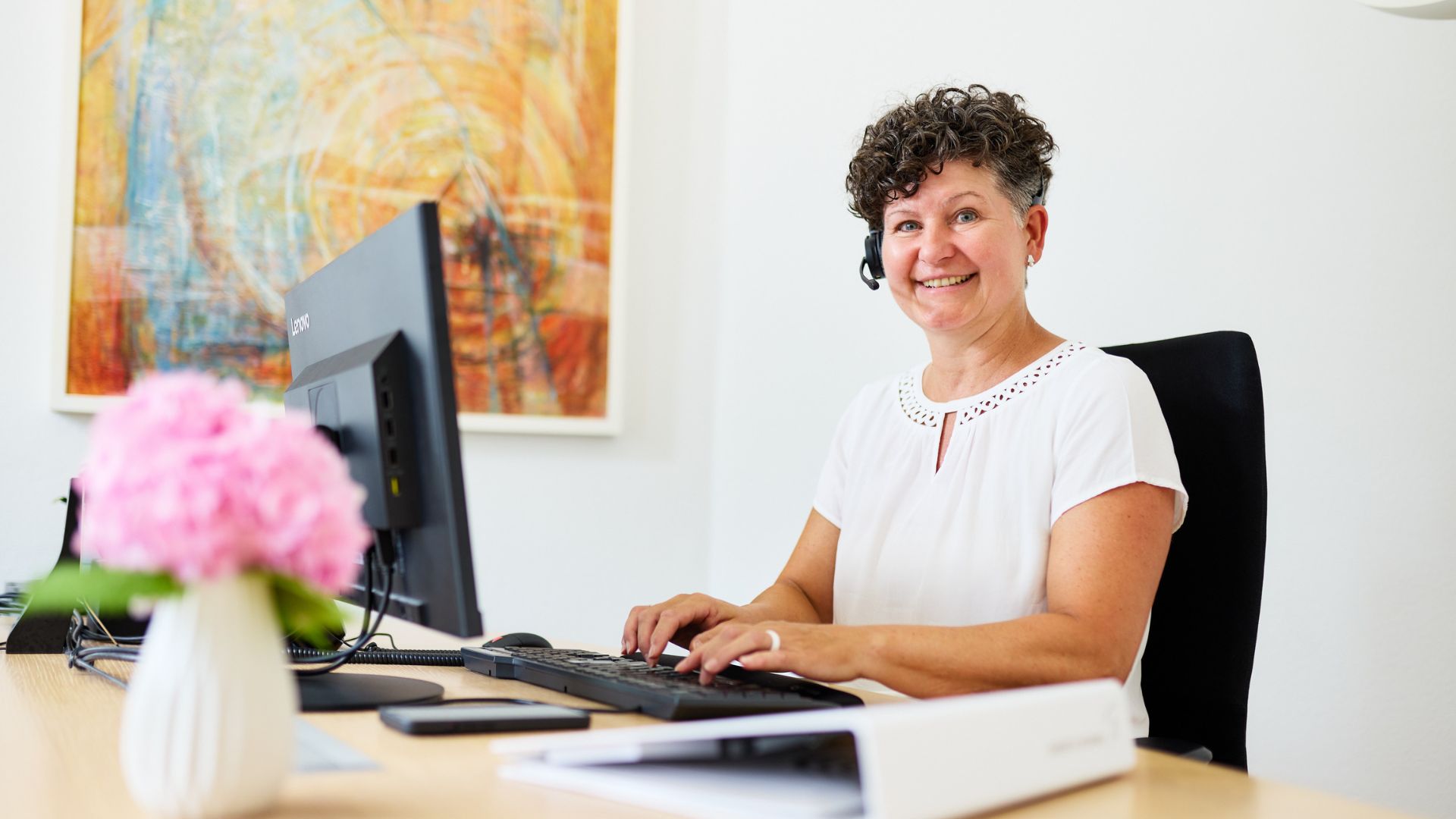 Frau am Schreibtisch mit Computer